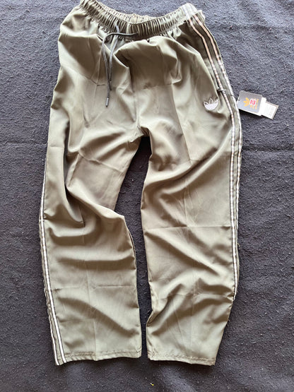 Baggy lower straight feet