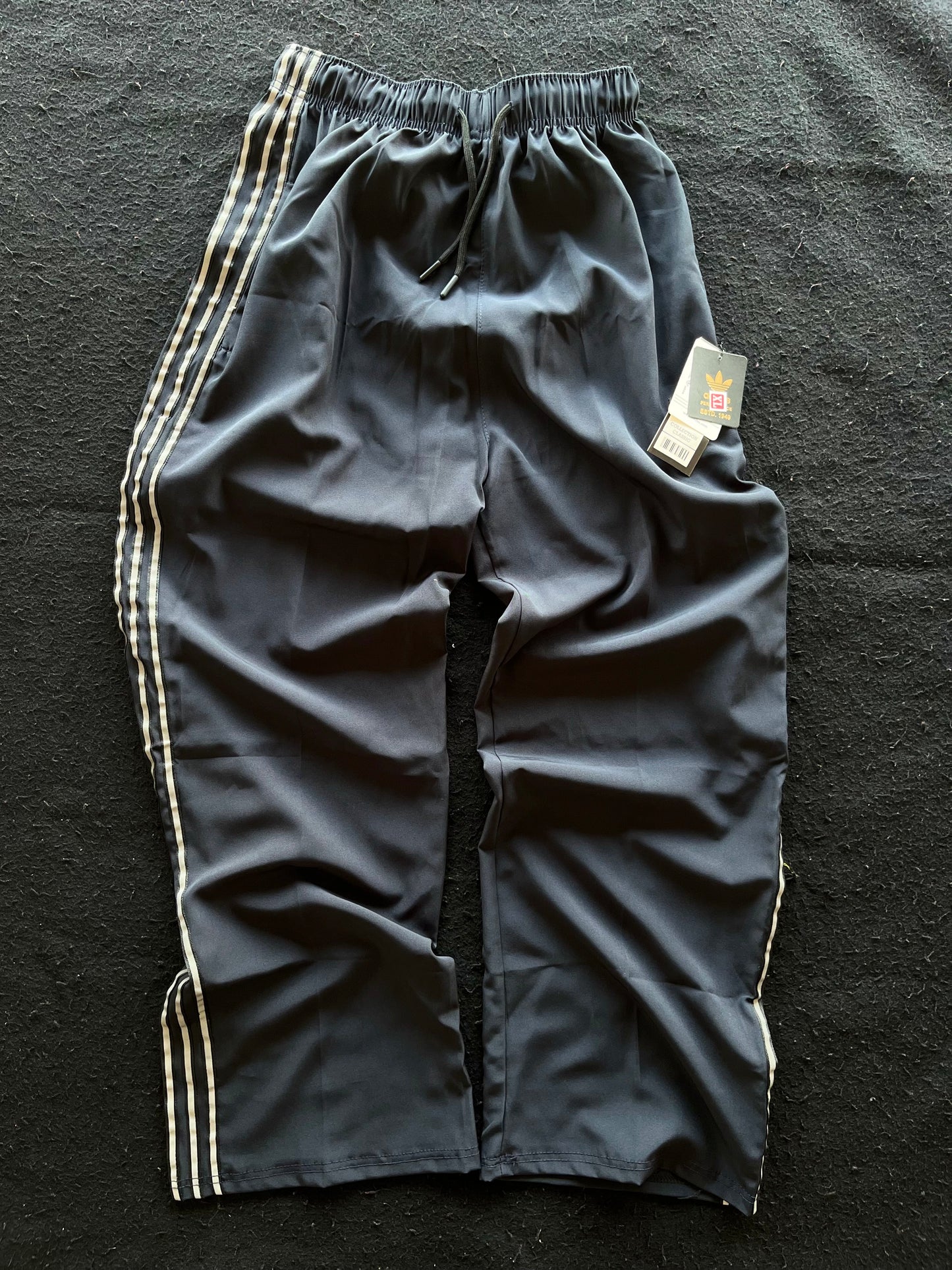 Baggy lower straight feet